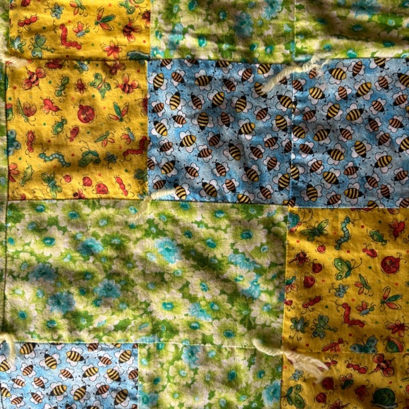 Blanket (handmade) with garden/bug print - Picture 3 of 8